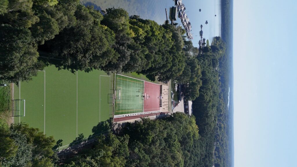 Luftaufnahme von den Fußball, Basketball und Volleyball Platz.