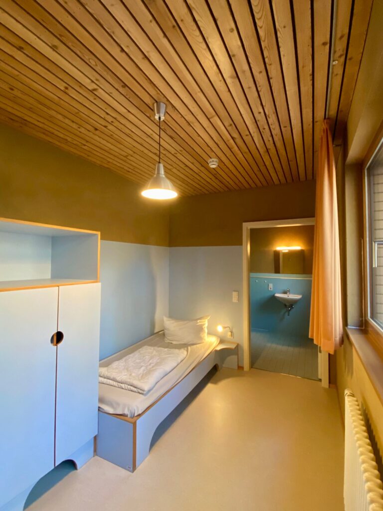 Betreuerzimmer im Langhaus mit anschließendem Badezimmer.