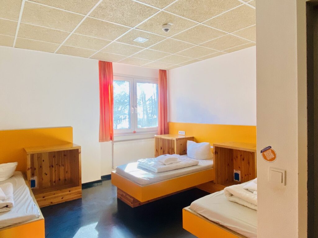 Gästehauszimmer mit drei Einzelbetten.