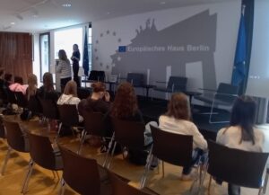 Eine Gruppe Jugendlicher verfolgt aufmerksam einen Vortrag im Europäischen Haus Berlin.