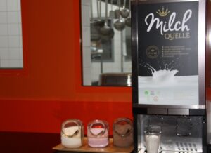 eine Milchzapfanlage mit drei Geschmackspulvern in Behältern